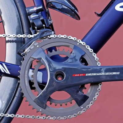 Campagnolo-H11-EPS-hydraulic-discs_road-disc-brakes_Movistar-team-Canyon-Ultimate-CF-SLX-Disc-Super-Record-EPS_H11-disc-specific-spacing-carbon-crankset